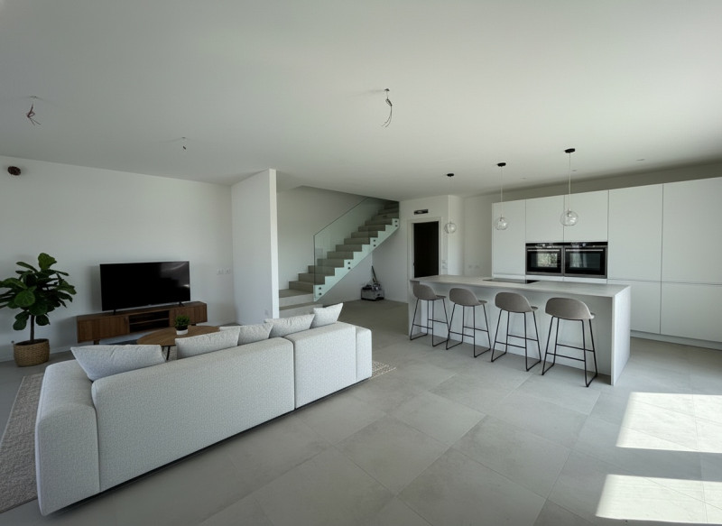 Scopri la tua nuova abitazione in questa splendida villa bifamiliare situata nella tranquilla zon...