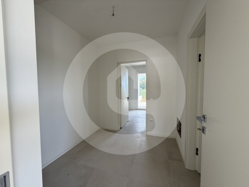 Scopri la tua nuova abitazione in questa splendida villa bifamiliare situata nella tranquilla zon...