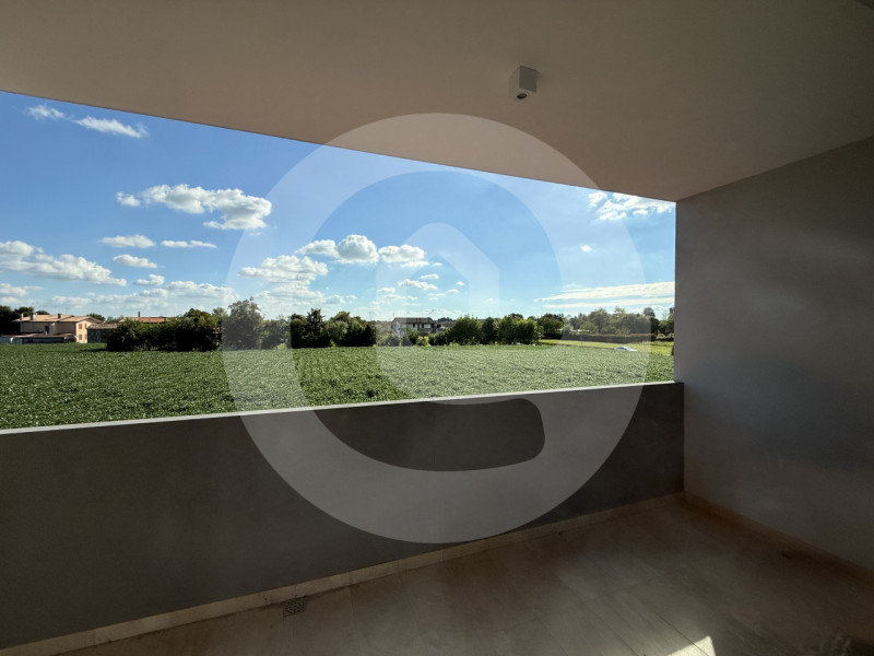 Scopri la tua nuova abitazione in questa splendida villa bifamiliare situata nella tranquilla zon...