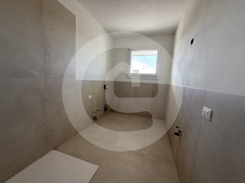 Scopri la tua nuova abitazione in questa splendida villa bifamiliare situata nella tranquilla zon...