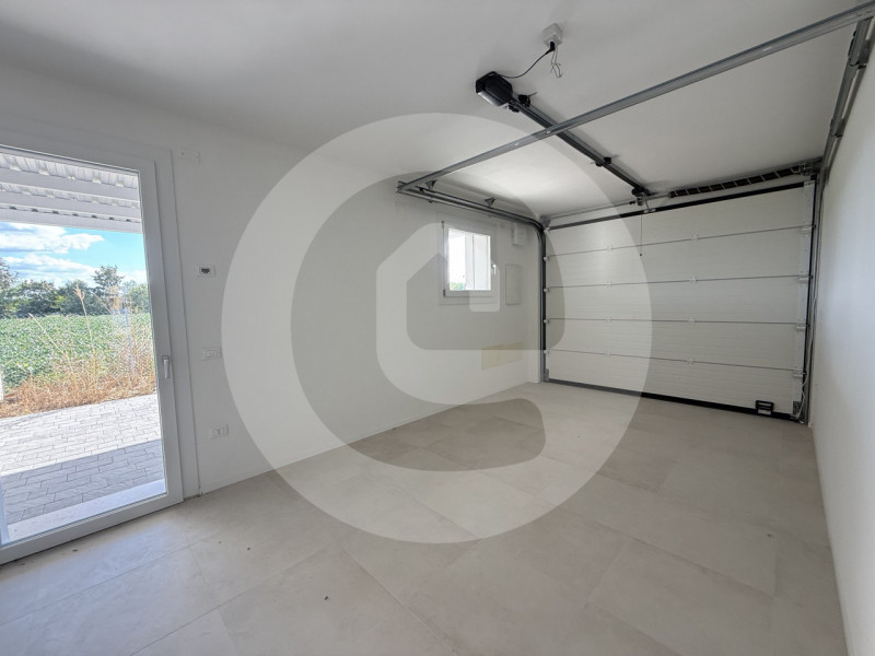 Scopri la tua nuova abitazione in questa splendida villa bifamiliare situata nella tranquilla zon...