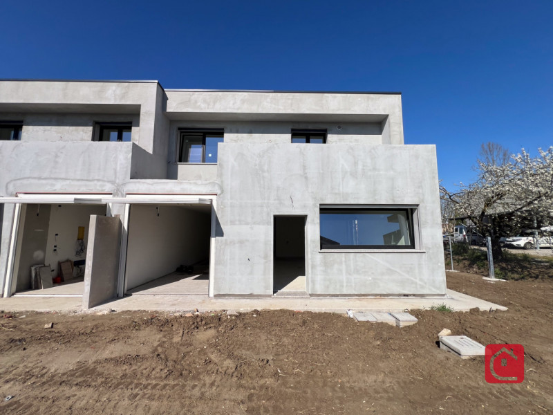 A Sant’Angelo di Piove, in nuovo quartiere residenziale ricco di parcheggi e verde pubblico, a po...