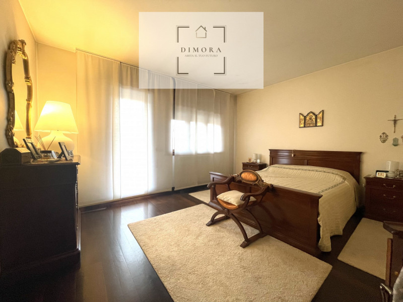 STRA RIF.CD78: Dimora propone, porzione centrale di quadrifamiliare con scoperto privato.
L'immob...