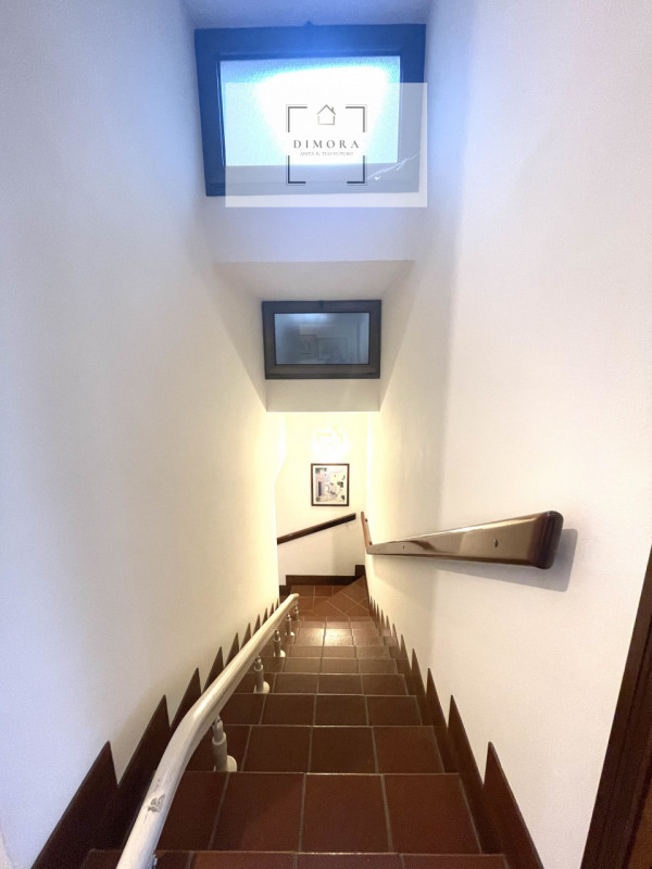 STRA RIF.CD78: Dimora propone, porzione centrale di quadrifamiliare con scoperto privato.
L'immob...