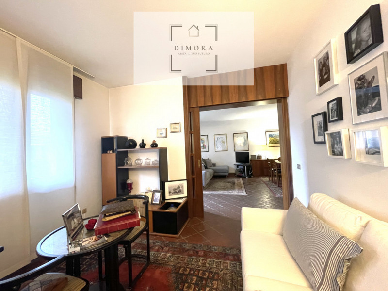 STRA RIF.CD78: Dimora propone, porzione centrale di quadrifamiliare con scoperto privato.
L'immob...