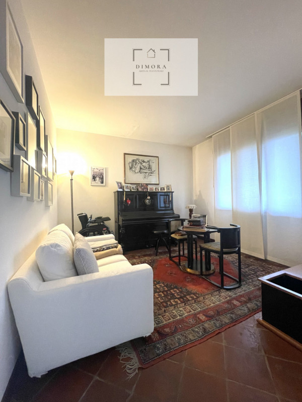 STRA RIF.CD78: Dimora propone, porzione centrale di quadrifamiliare con scoperto privato.
L'immob...