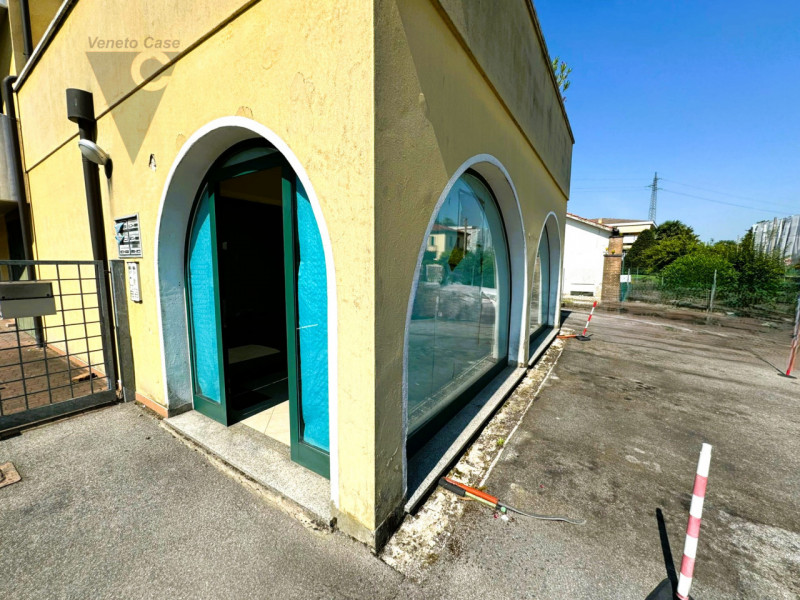 Nel pieno centro di Camin, su via trafficata periferica, proponiamo immobile adibito ad uso uffic...