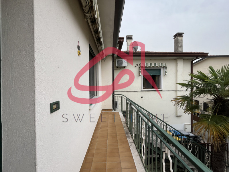 Padova (Mortise): al primo ed ultimo piano di bifamiliare in orizzontale, appartamento parzialmen...