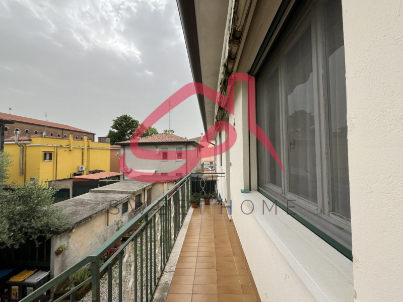 Padova (Mortise): al primo ed ultimo piano di bifamiliare in orizzontale, appartamento parzialmen...