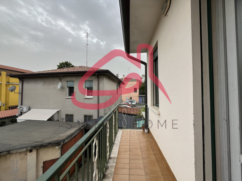 Padova (Mortise): al primo ed ultimo piano di bifamiliare in orizzontale, appartamento parzialmen...