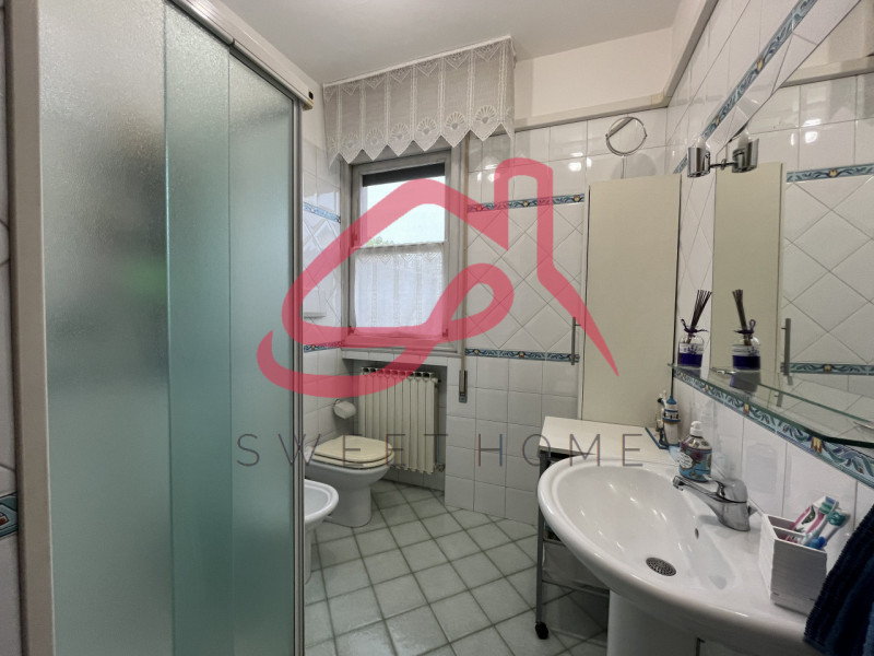 Padova (Mortise): al primo ed ultimo piano di bifamiliare in orizzontale, appartamento parzialmen...