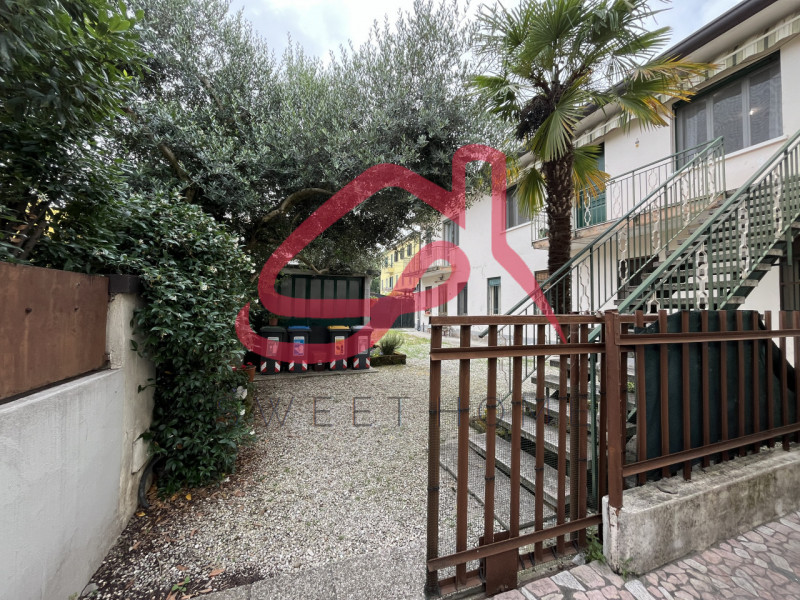 Padova (Mortise): al primo ed ultimo piano di bifamiliare in orizzontale, appartamento parzialmen...