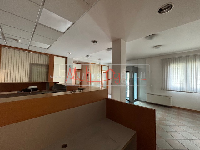 CASELLE - (Rif.C130-s) - Immobile commerciale di ca. 145 mq a Caselle di Selvazzano. 
Il locale s...