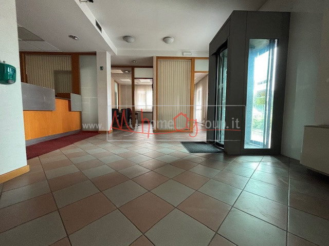 CASELLE - (Rif.C130-s) - Immobile commerciale di ca. 145 mq a Caselle di Selvazzano. 
Il locale s...