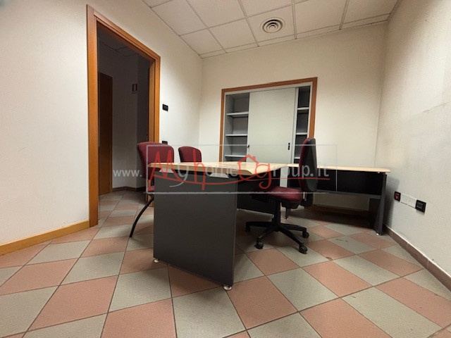 CASELLE - (Rif.C130-s) - Immobile commerciale di ca. 145 mq a Caselle di Selvazzano. 
Il locale s...