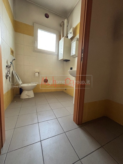 CASELLE - (Rif.C130-s) - Immobile commerciale di ca. 145 mq a Caselle di Selvazzano. 
Il locale s...