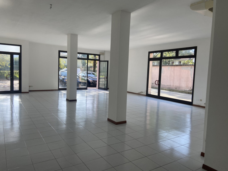 Locale commerciale al piano terra ideale per professionisti in cerca della giusta location.

Il P...