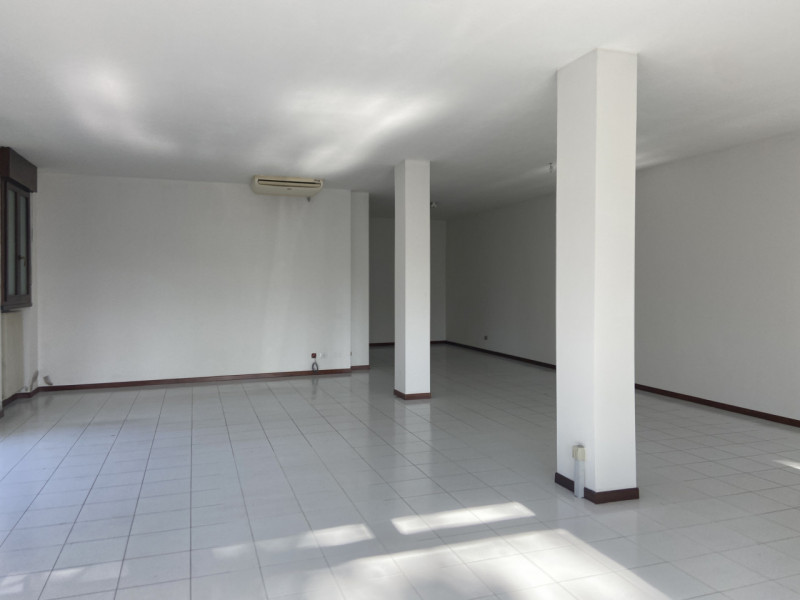 Locale commerciale al piano terra ideale per professionisti in cerca della giusta location.

Il P...