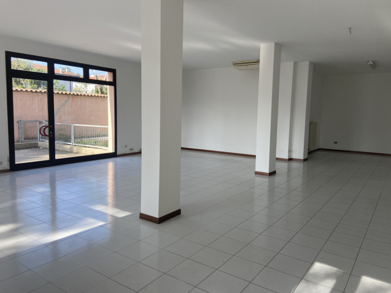 Locale commerciale al piano terra ideale per professionisti in cerca della giusta location.

Il P...