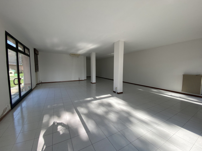 Locale commerciale al piano terra ideale per professionisti in cerca della giusta location.

Il P...