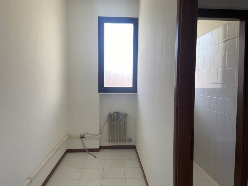 Locale commerciale al piano terra ideale per professionisti in cerca della giusta location.

Il P...