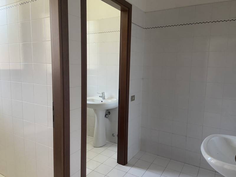 Locale commerciale al piano terra ideale per professionisti in cerca della giusta location.

Il P...