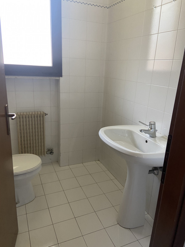 Locale commerciale al piano terra ideale per professionisti in cerca della giusta location.

Il P...