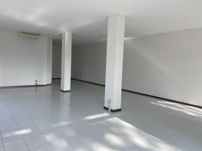 Locale commerciale al piano terra ideale per professionisti in cerca della giusta location.

Il P...