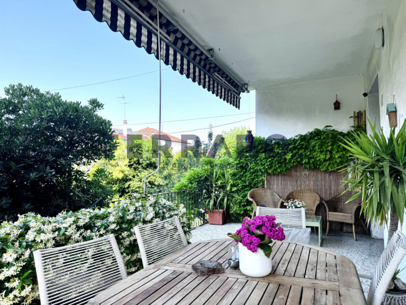 Scopri questa casa singola terratetto situata in zona Stiore di Treviso. Con una superficie compl...