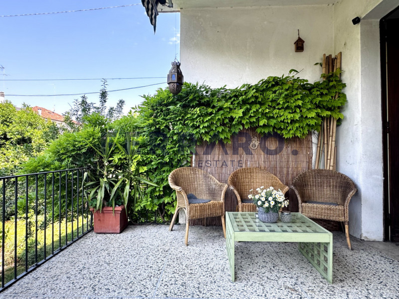 Scopri questa casa singola terratetto situata in zona Stiore di Treviso. Con una superficie compl...