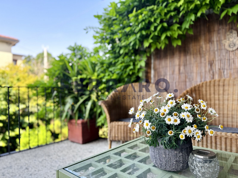Scopri questa casa singola terratetto situata in zona Stiore di Treviso. Con una superficie compl...