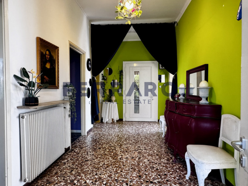 Scopri questa casa singola terratetto situata in zona Stiore di Treviso. Con una superficie compl...