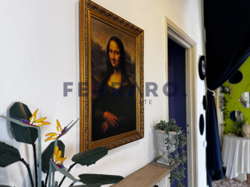Scopri questa casa singola terratetto situata in zona Stiore di Treviso. Con una superficie compl...