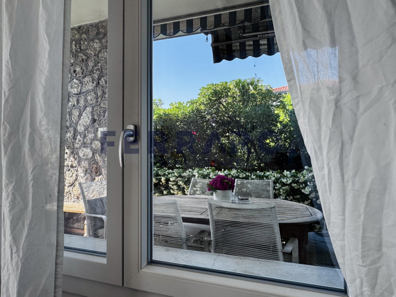 Scopri questa casa singola terratetto situata in zona Stiore di Treviso. Con una superficie compl...