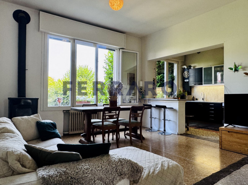 Scopri questa casa singola terratetto situata in zona Stiore di Treviso. Con una superficie compl...