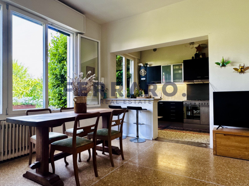 Scopri questa casa singola terratetto situata in zona Stiore di Treviso. Con una superficie compl...