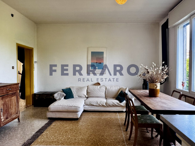 Scopri questa casa singola terratetto situata in zona Stiore di Treviso. Con una superficie compl...