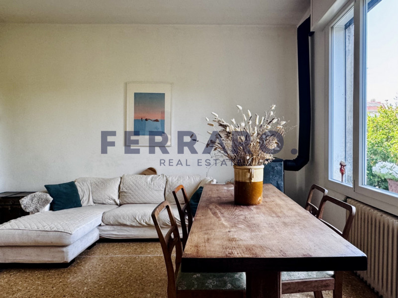 Scopri questa casa singola terratetto situata in zona Stiore di Treviso. Con una superficie compl...