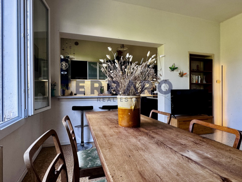 Scopri questa casa singola terratetto situata in zona Stiore di Treviso. Con una superficie compl...