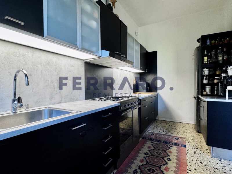 Scopri questa casa singola terratetto situata in zona Stiore di Treviso. Con una superficie compl...