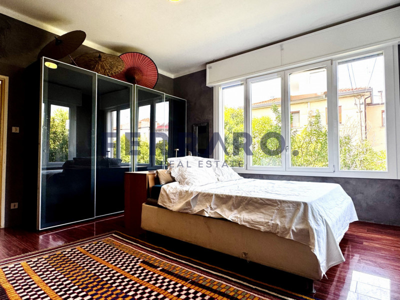 Scopri questa casa singola terratetto situata in zona Stiore di Treviso. Con una superficie compl...