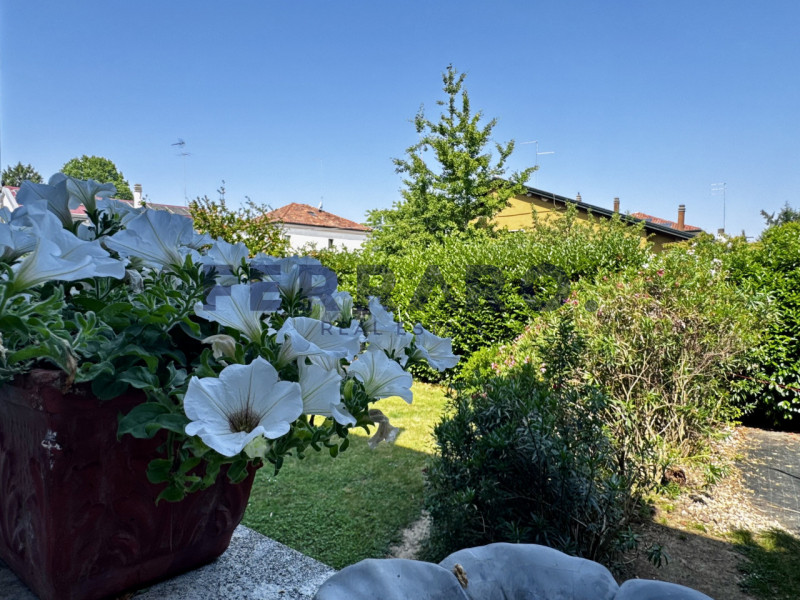 Scopri questa casa singola terratetto situata in zona Stiore di Treviso. Con una superficie compl...