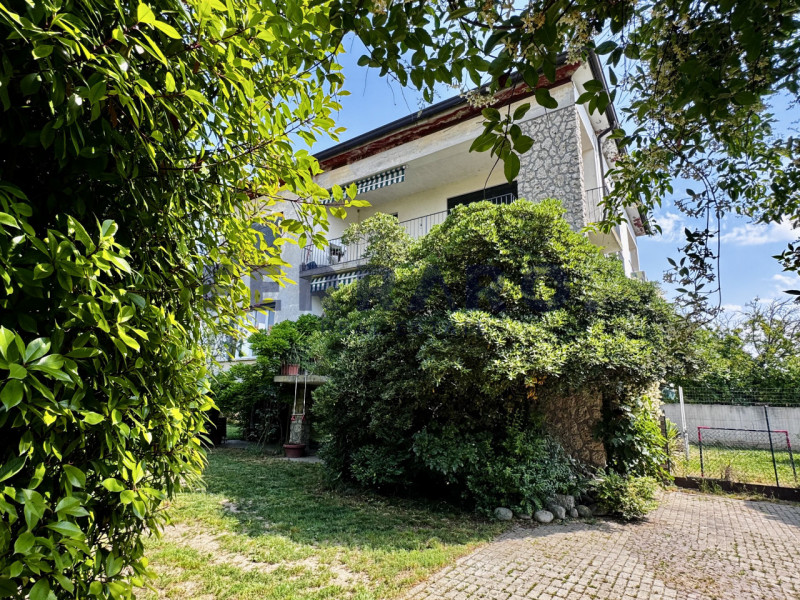 Scopri questa casa singola terratetto situata in zona Stiore di Treviso. Con una superficie compl...