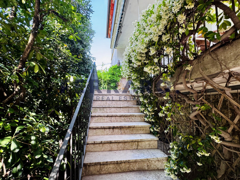 Scopri questa casa singola terratetto situata in zona Stiore di Treviso. Con una superficie compl...