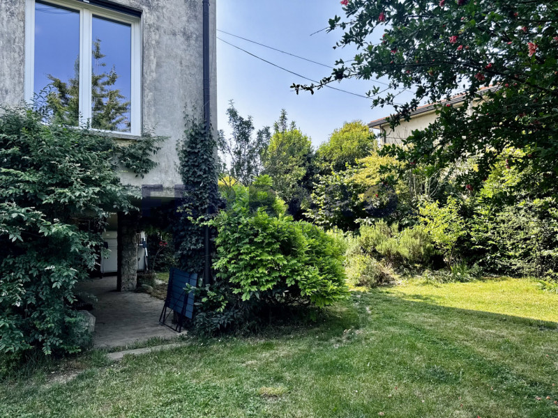 Scopri questa casa singola terratetto situata in zona Stiore di Treviso. Con una superficie compl...
