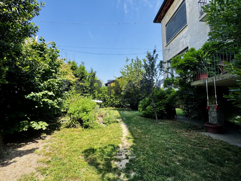 Scopri questa casa singola terratetto situata in zona Stiore di Treviso. Con una superficie compl...