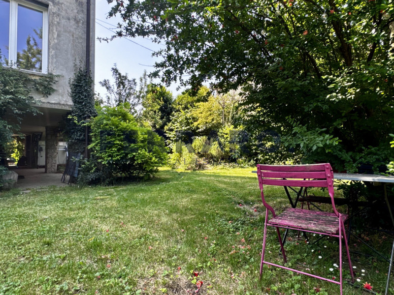 Scopri questa casa singola terratetto situata in zona Stiore di Treviso. Con una superficie compl...