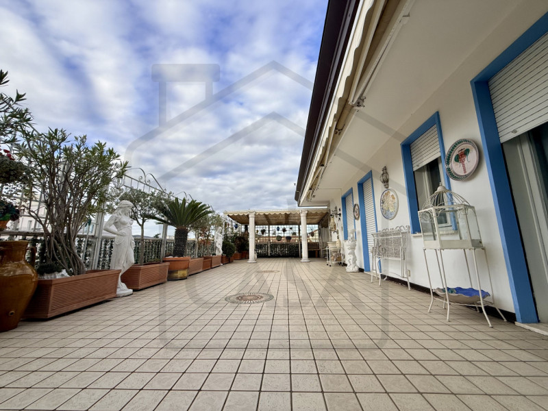 ABANO TERME – Nel cuore più esclusivo della città, con affaccio diretto sulla rinomata Piazza Sac...