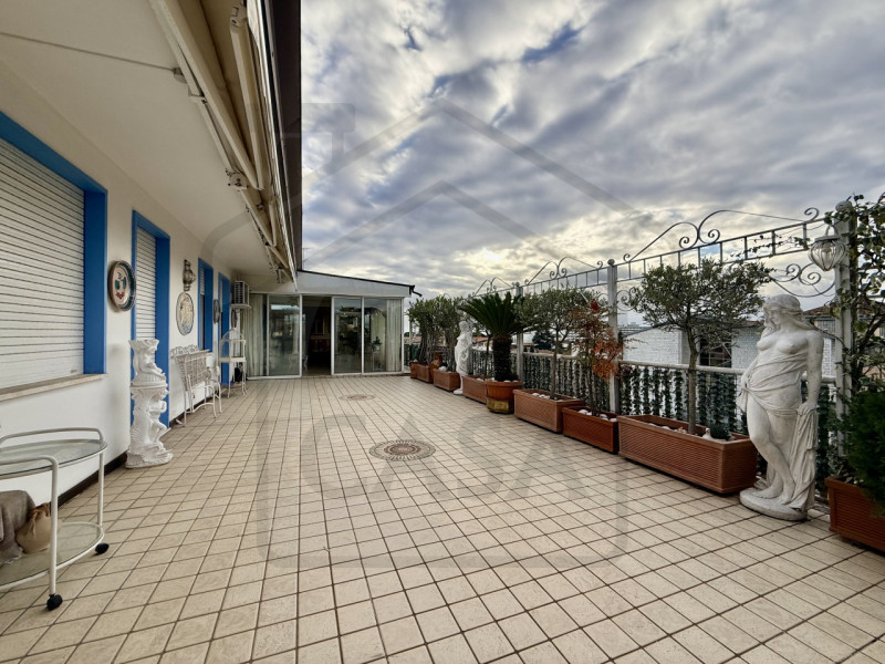 ABANO TERME – Nel cuore più esclusivo della città, con affaccio diretto sulla rinomata Piazza Sac...