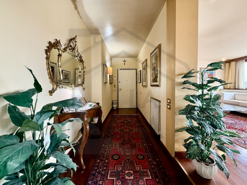 ABANO TERME – Nel cuore più esclusivo della città, con affaccio diretto sulla rinomata Piazza Sac...